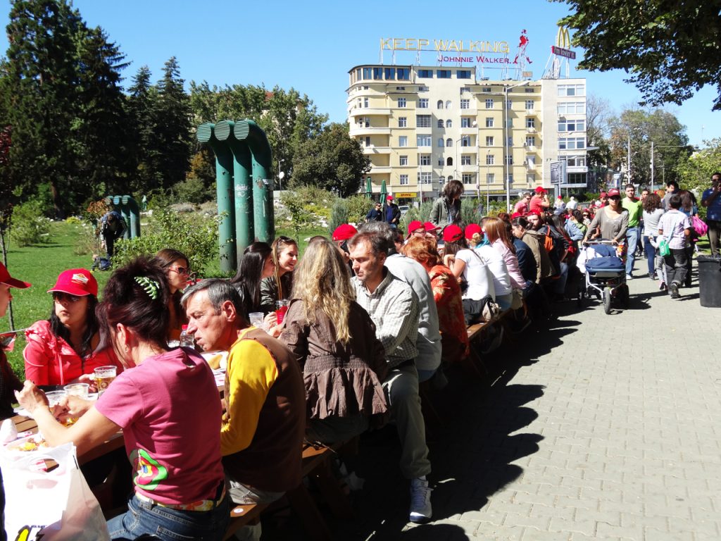 the-longest-table2